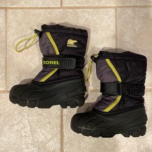 Sorel kids flurry snow boot in size 9